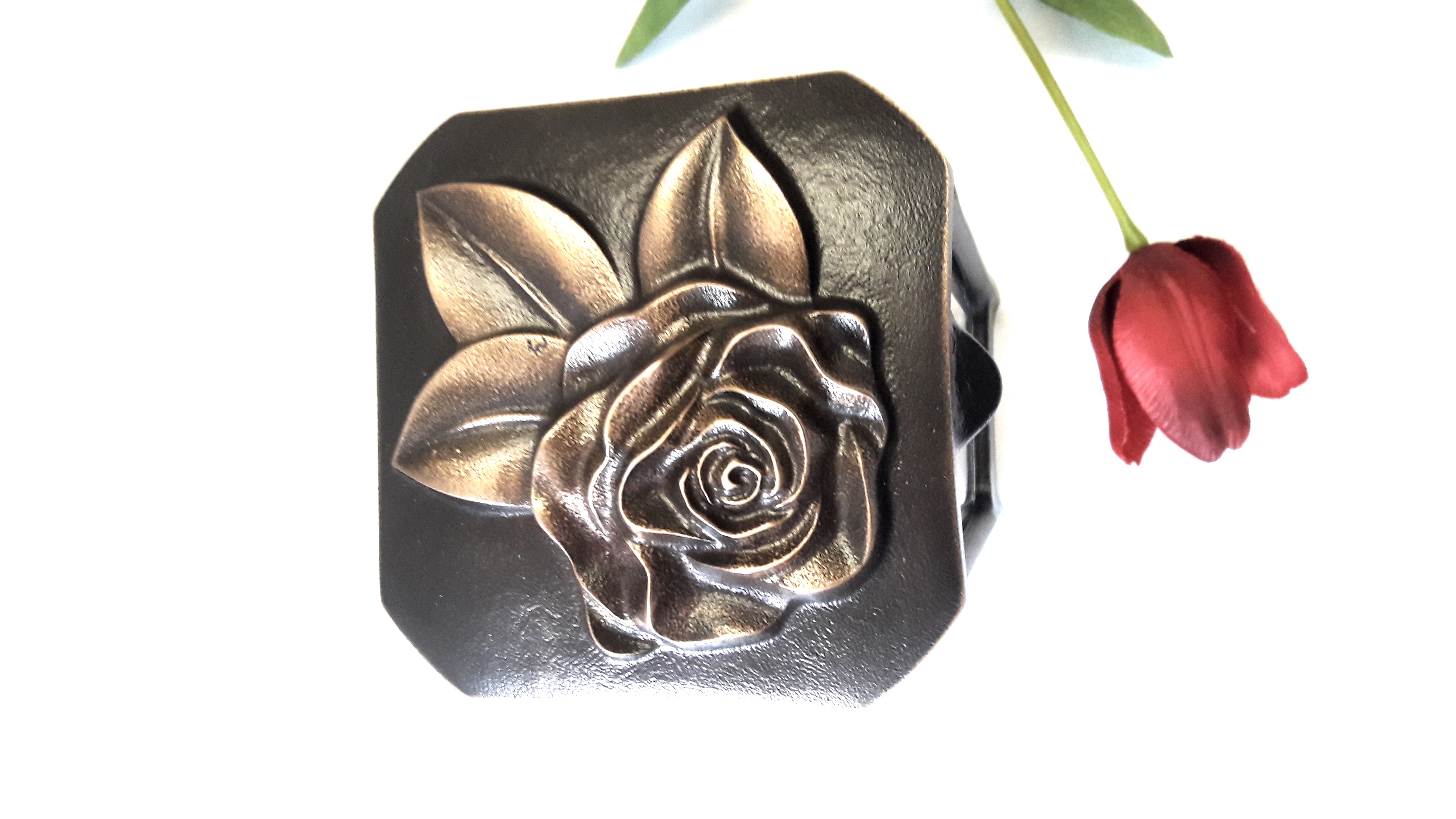 Grablaterne, Grableuchte mit Rosenblüte