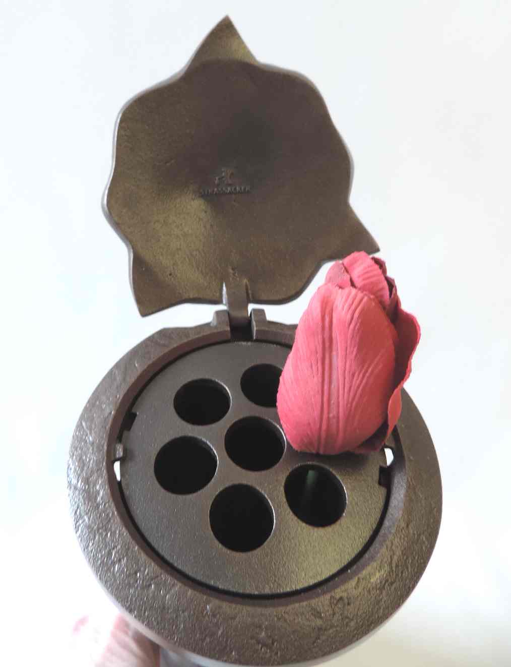 Vasenring, mit Rosendeckel, Kranzvase, Erdvase