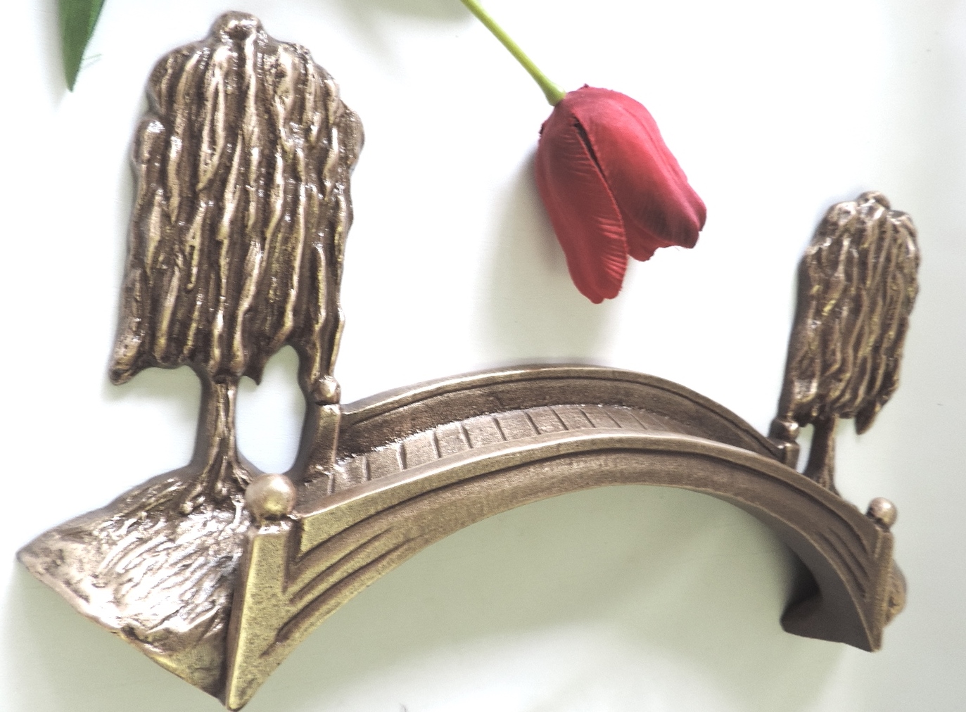 Brücke mit Trauerweiden, Grabschmuck, Übergang
