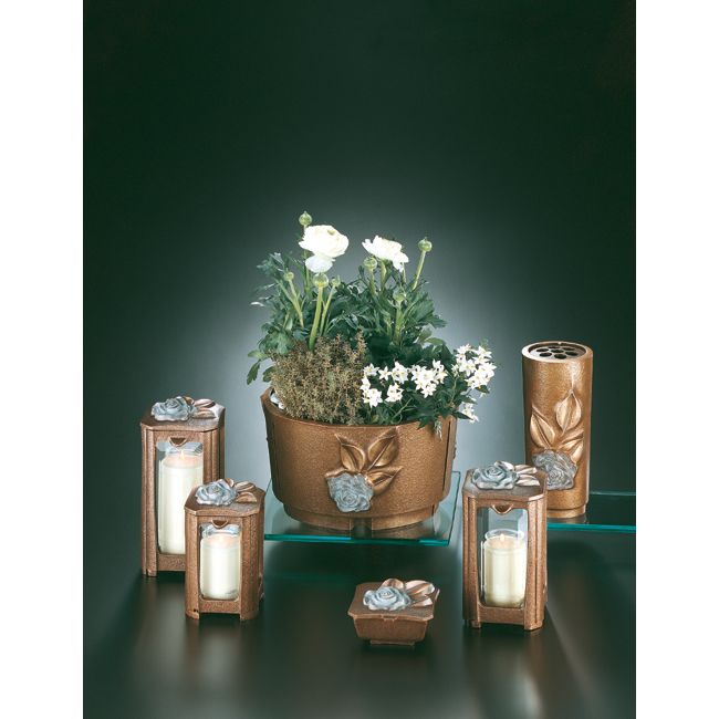 Weihwasserschale, mit Rosenblüte