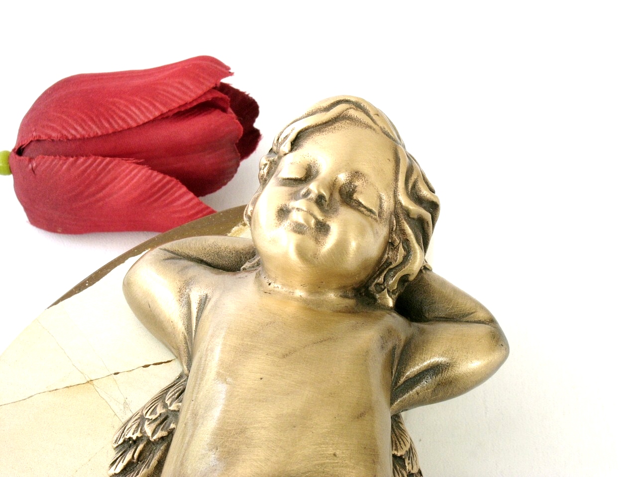 Engelfigur, zufriedenes Engelchen, Grabschmuck