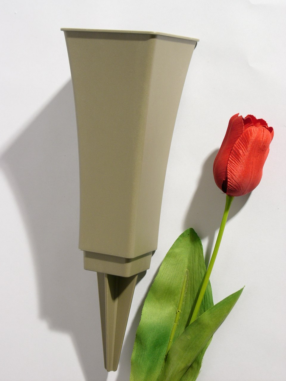 Stilvolle Blumenvase, Steckvase, Grab, beige- gold