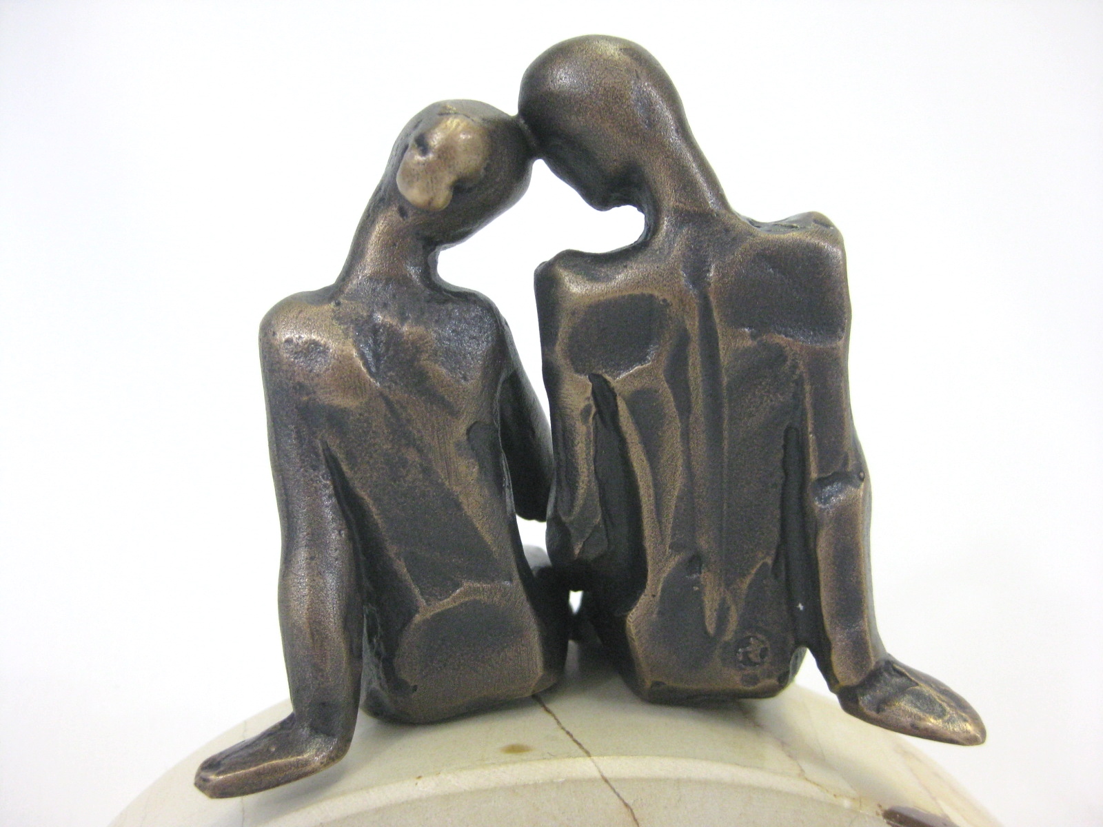 Sitzendes Paar, Bronze oder Aluminium, 12 x 10 x 9 cm