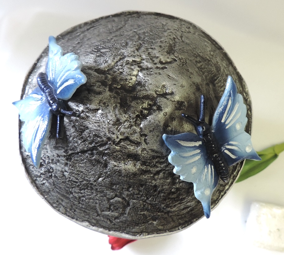 Kindergrablaterne, mit 2 kleinen Schmetterlingen, blau