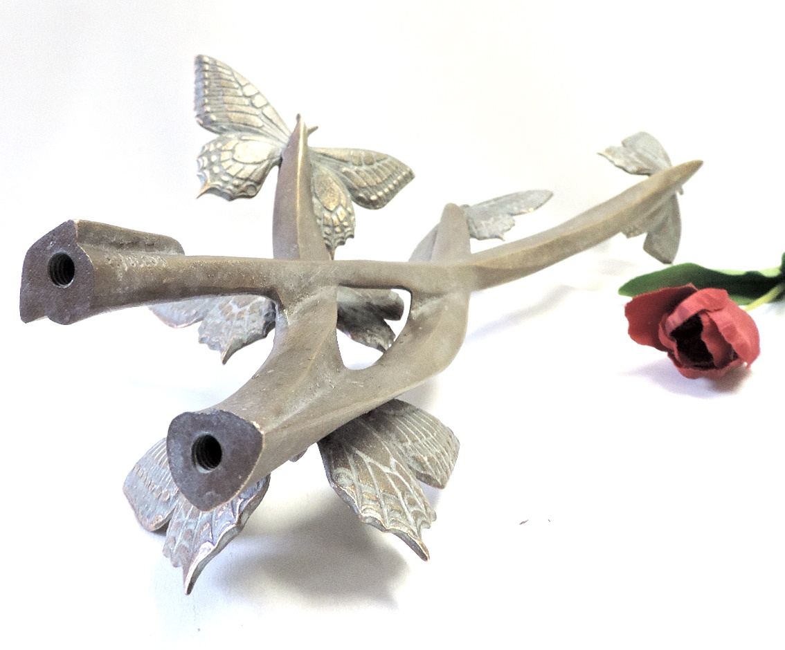 Schmetterlingsflug, Schmetterlinge auf Pflanze, Skulptur, Grab