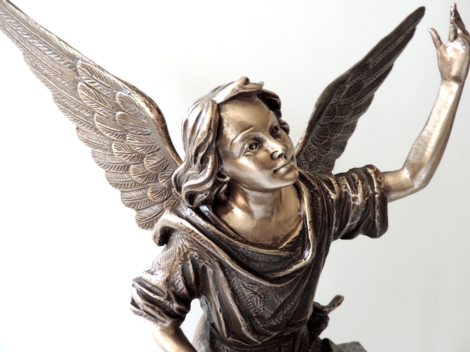 Engel aus Bronze, sitzend, Grabschmuck
