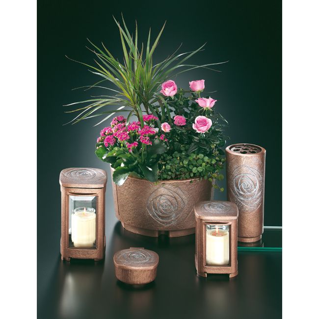 Weihwasserschale mit stilisierter Rosenblüte