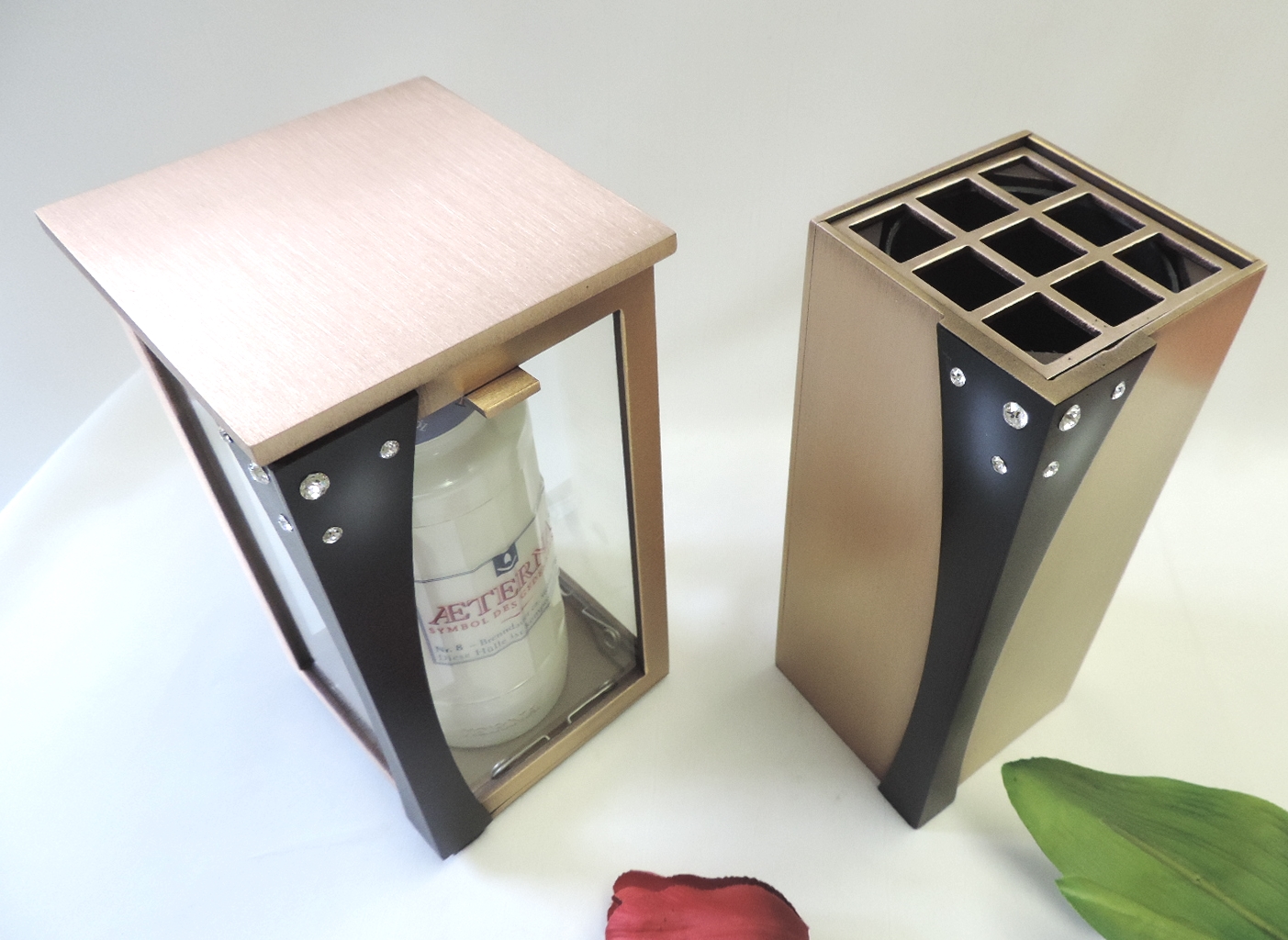 Laterne und Vase, im Grabschmuck- Set, Swarowskis