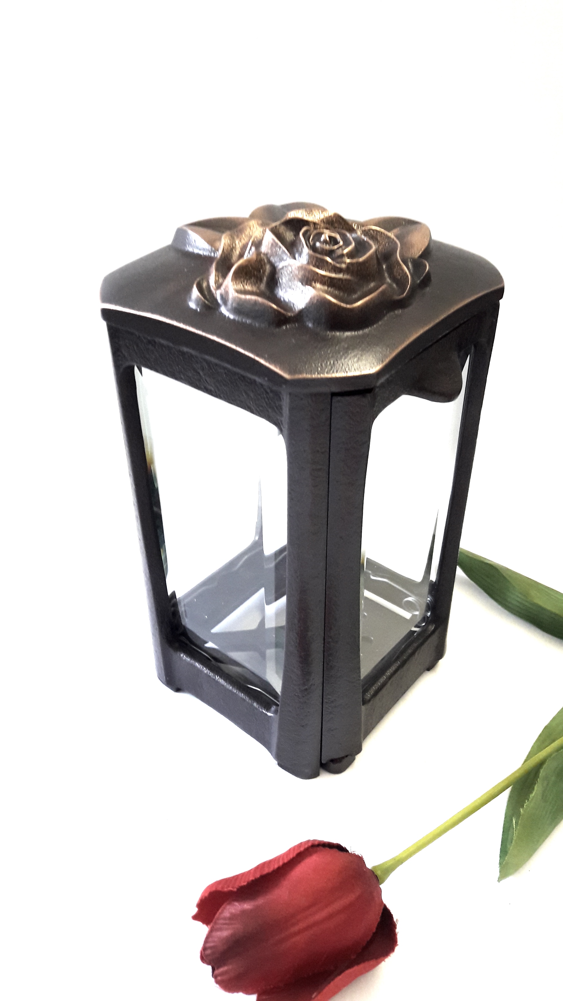 Grablaterne, Grableuchte mit Rosenblüte