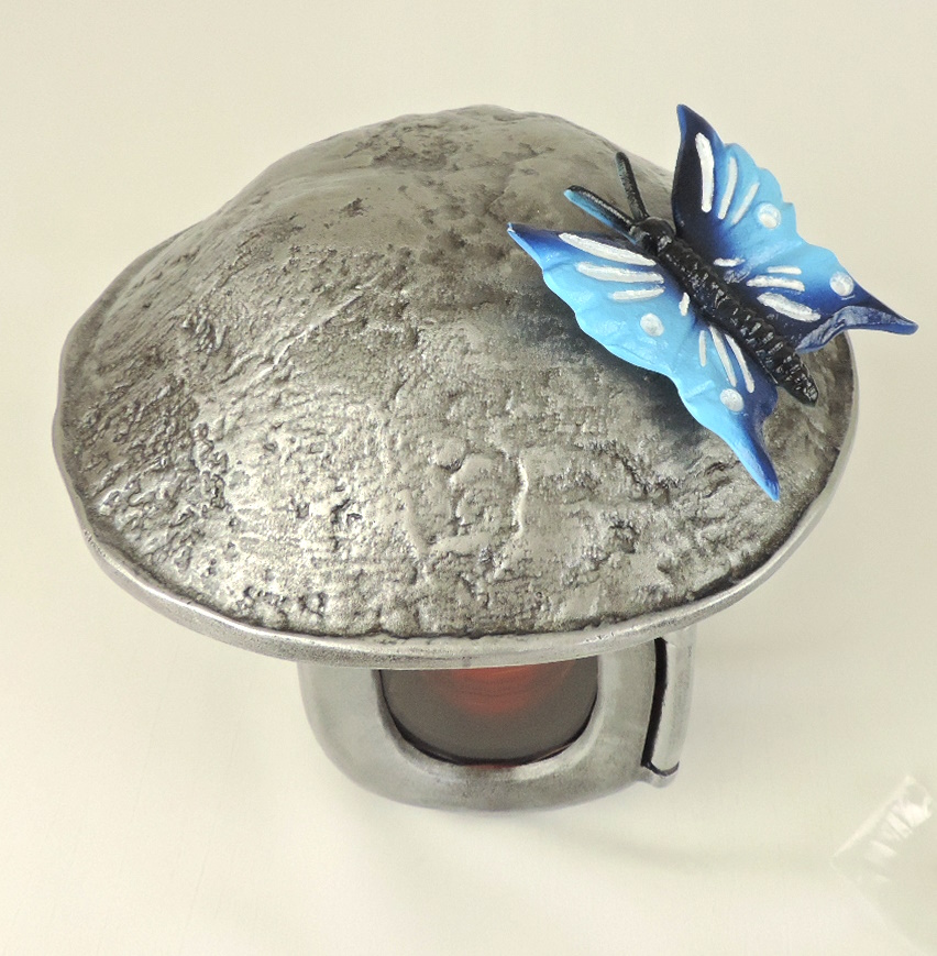 Kindergrablaterne , mit kleinem blauen Schmetterling