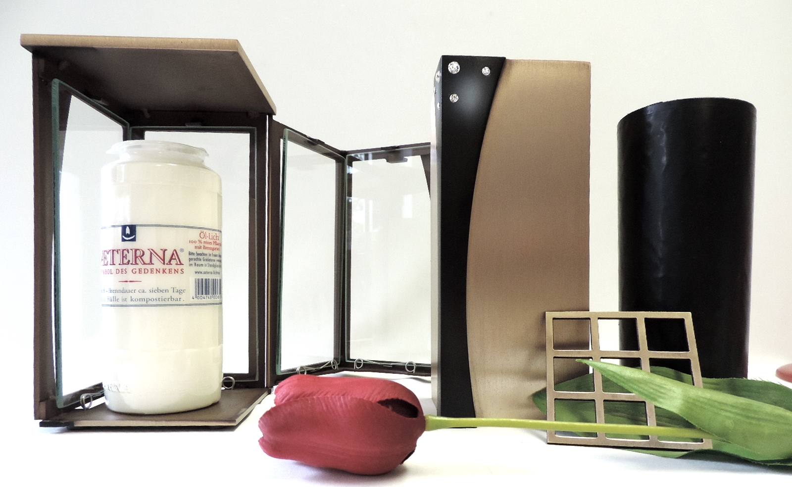 Laterne und Vase, im Grabschmuck- Set, Swarowskis