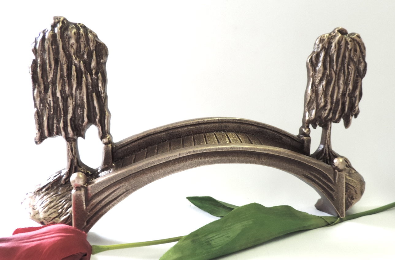Brücke mit Trauerweiden, Grabschmuck, Übergang
