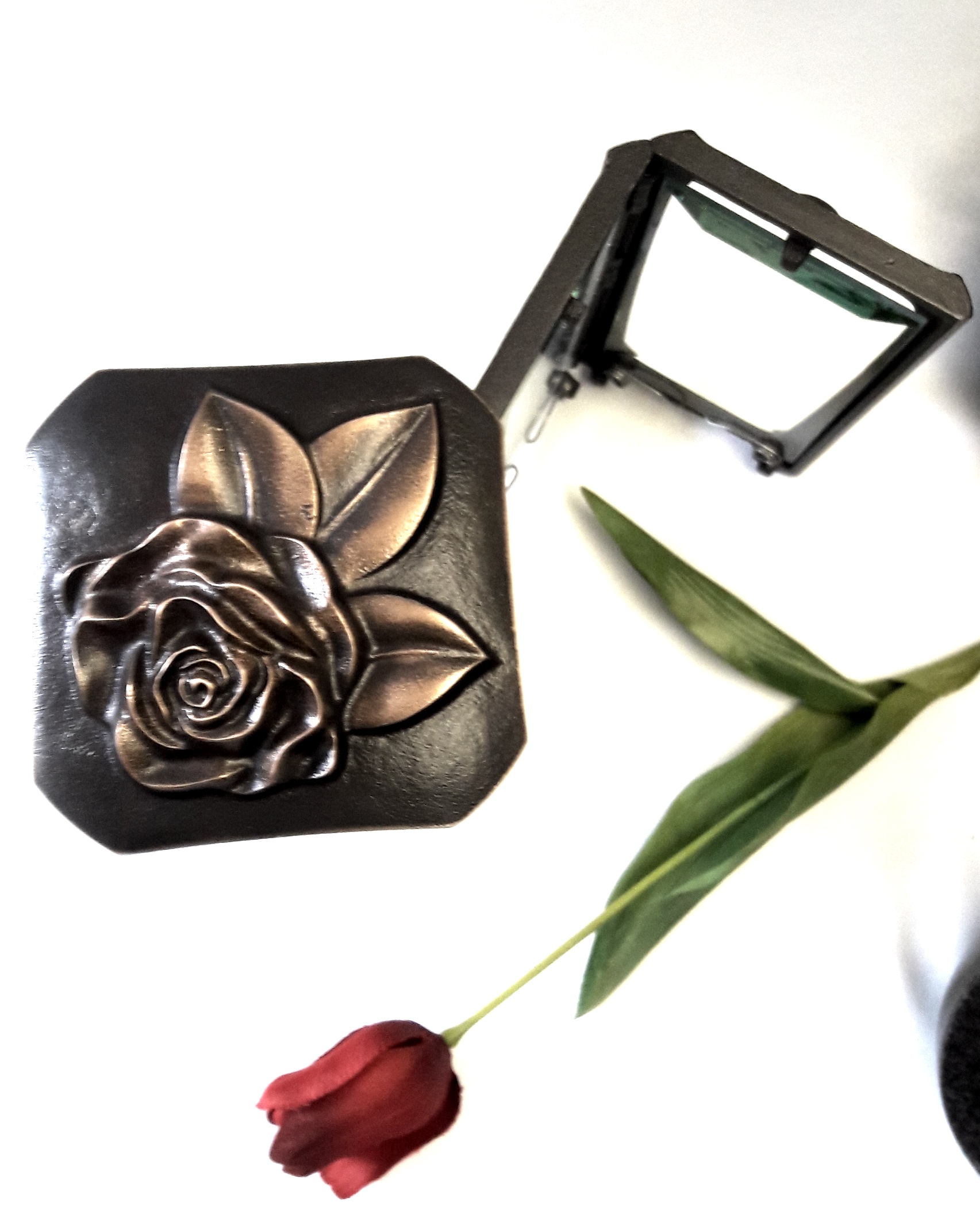 Grablaterne, Grableuchte mit Rosenblüte