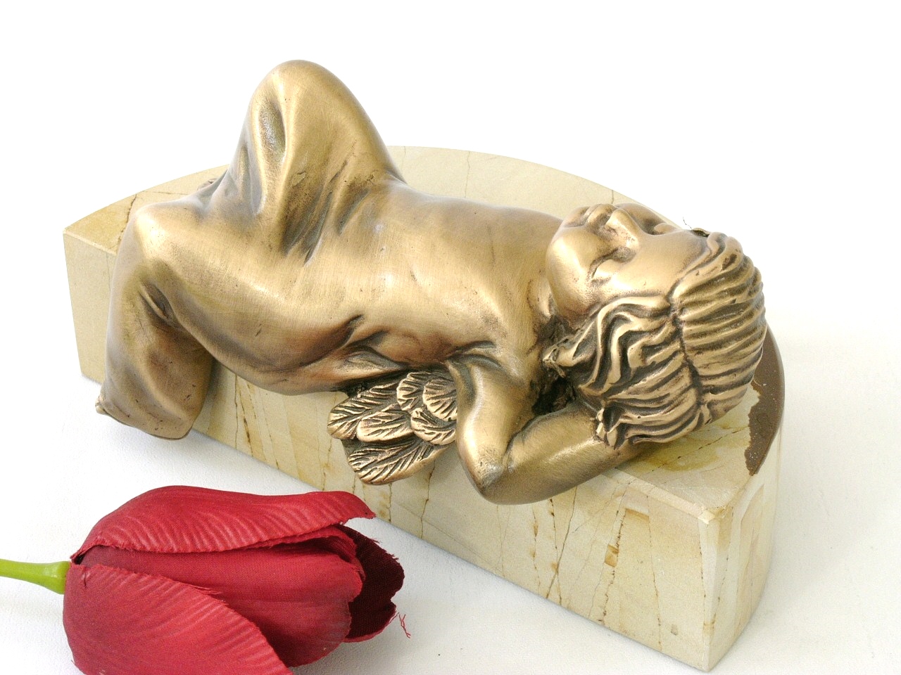 Engelfigur, zufriedenes Engelchen, Grabschmuck