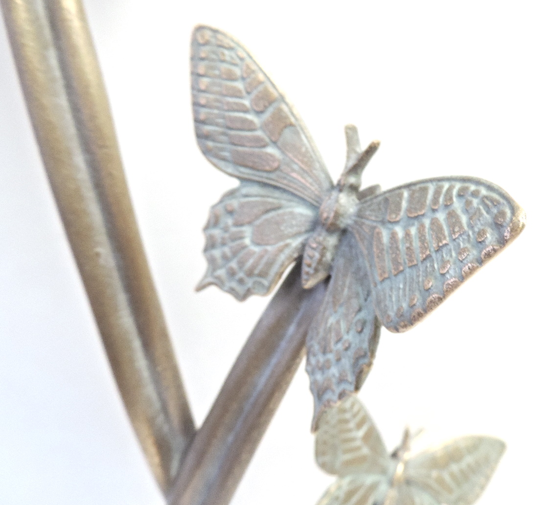 Schmetterlingsflug, Schmetterlinge auf Pflanze, Skulptur, Grab