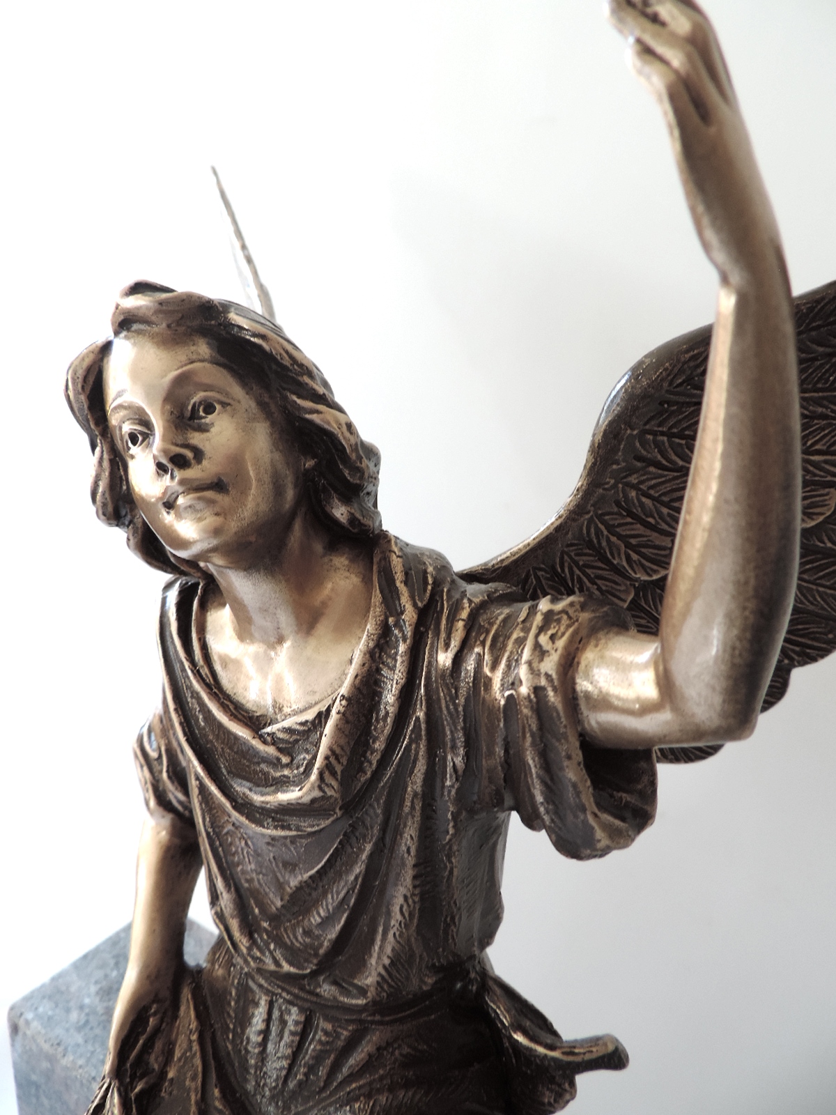 Engel aus Bronze, sitzend, Grabschmuck