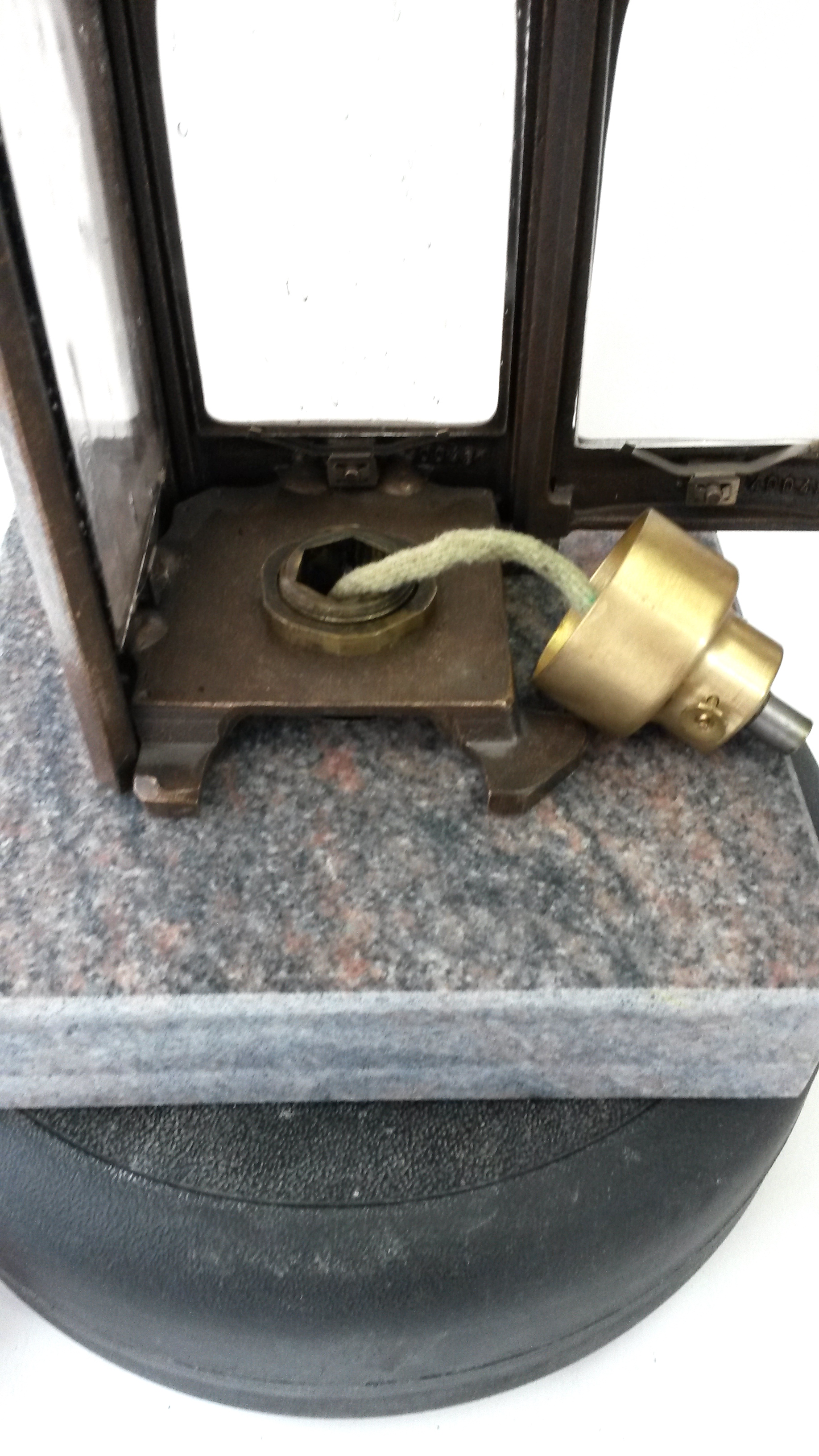 kleine Granitplatte mit Bohrung für Tanksystem