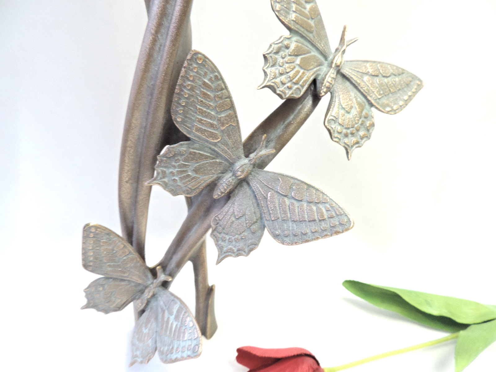 Schmetterlingsflug, Schmetterlinge auf Pflanze, Skulptur, Grab