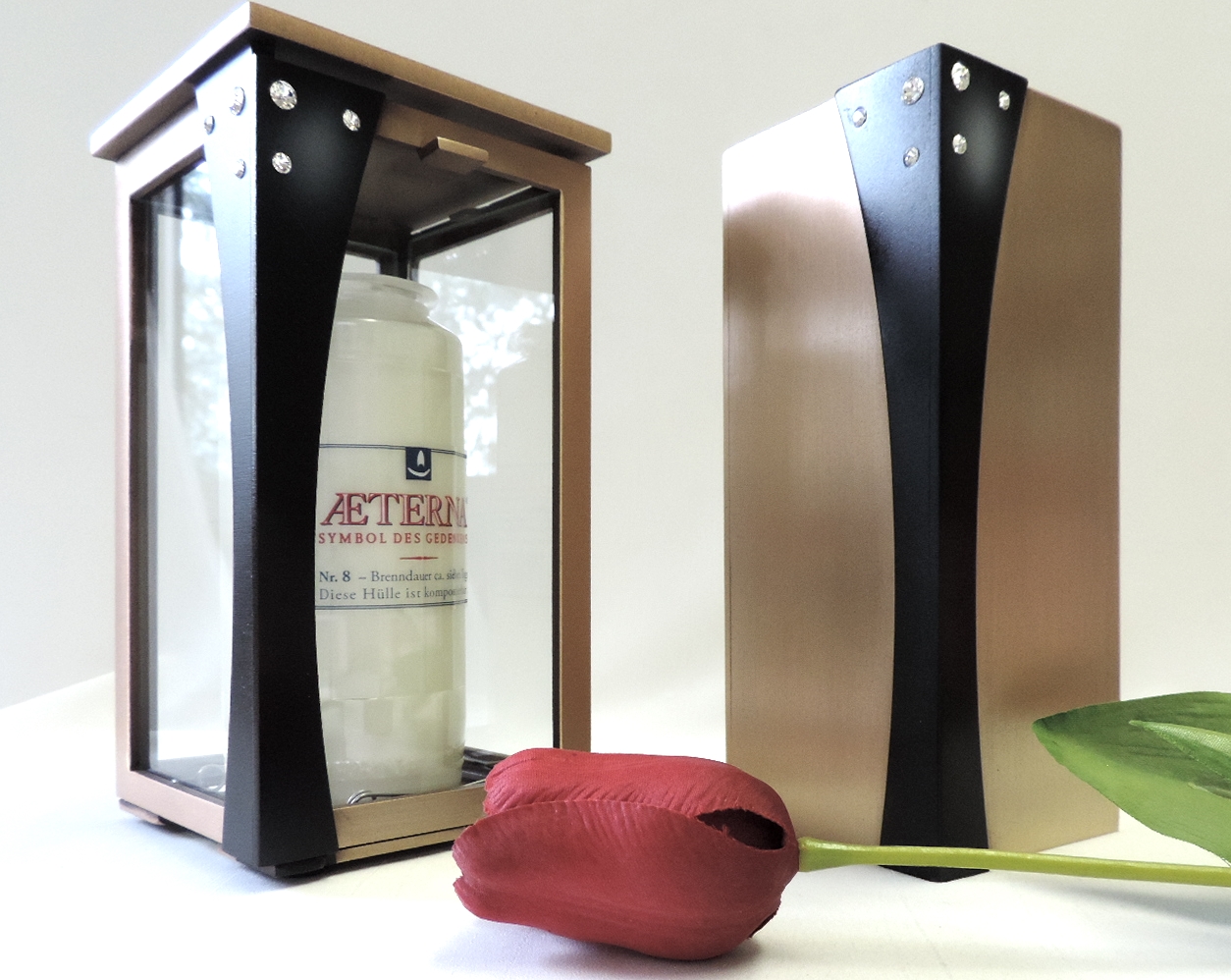 Laterne und Vase, im Grabschmuck- Set, Swarowskis