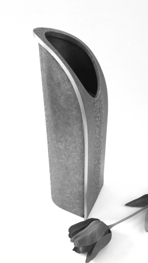 Vase, mit elegantem Schwung, Grabschmuck