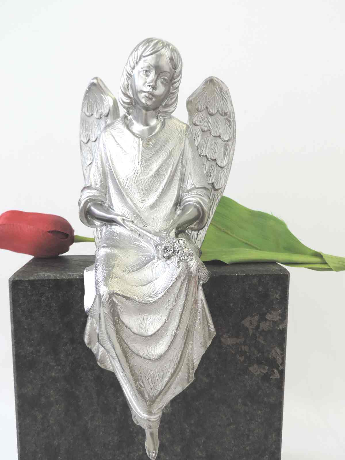 Engel, sitzend, Edelstahl- Guß, Grabschmuck