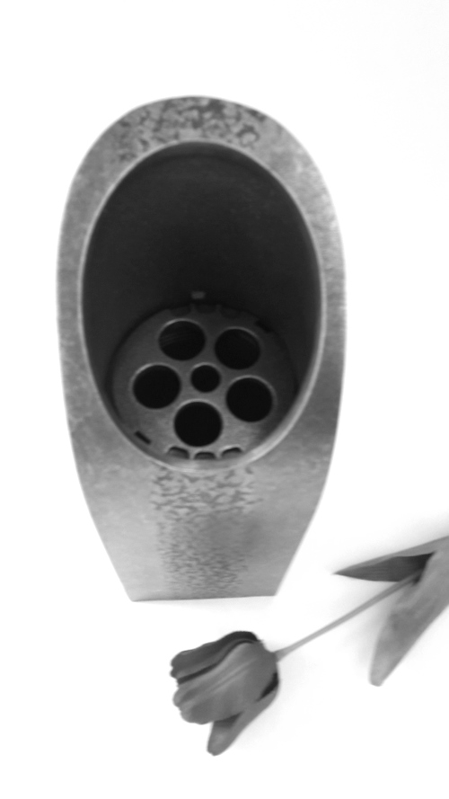 Vase, mit elegantem Schwung, Grabschmuck