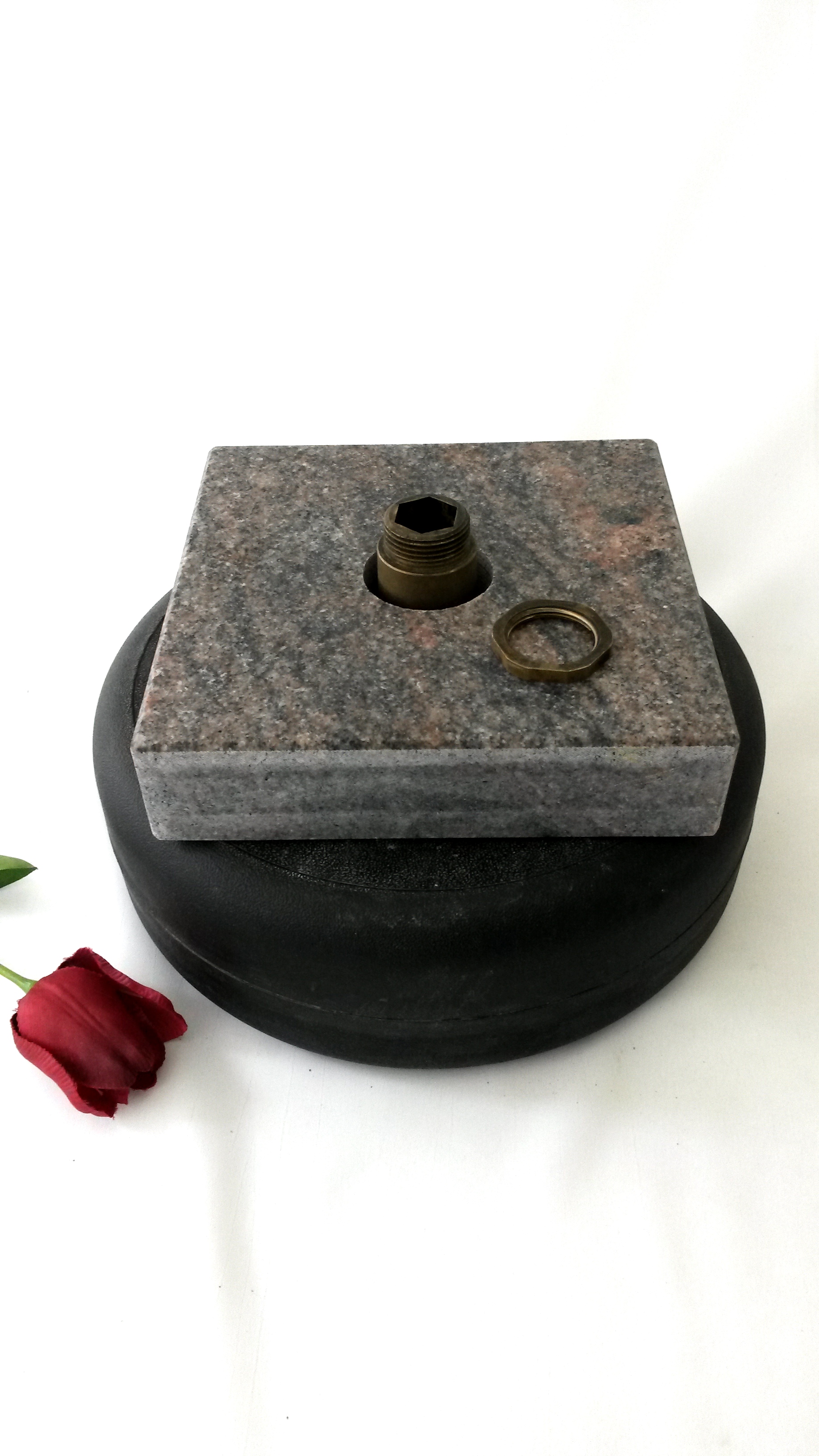 kleine Granitplatte mit Bohrung für Tanksystem