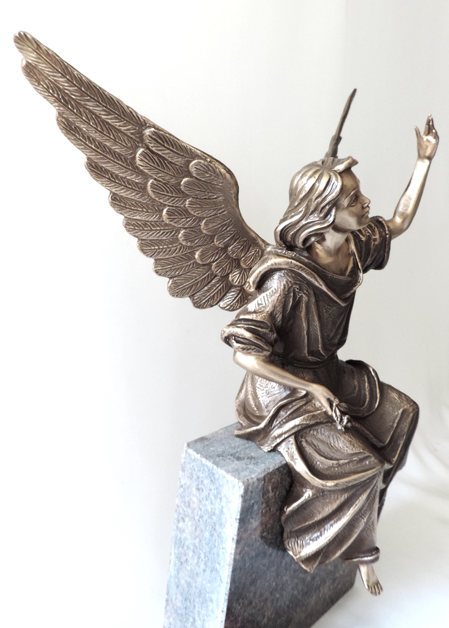 Engel aus Bronze, sitzend, Grabschmuck