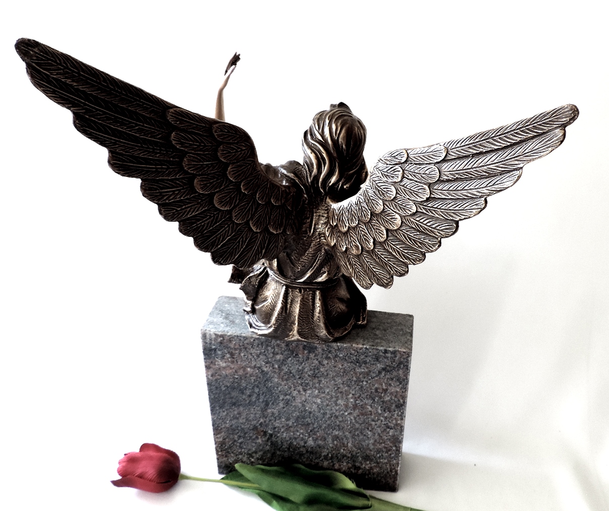 Engel aus Bronze, sitzend, Grabschmuck