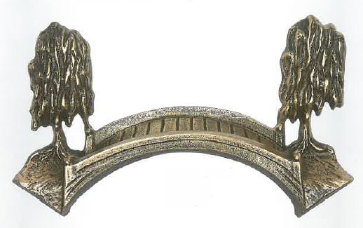 Brücke mit Trauerweiden, Grabschmuck, Übergang