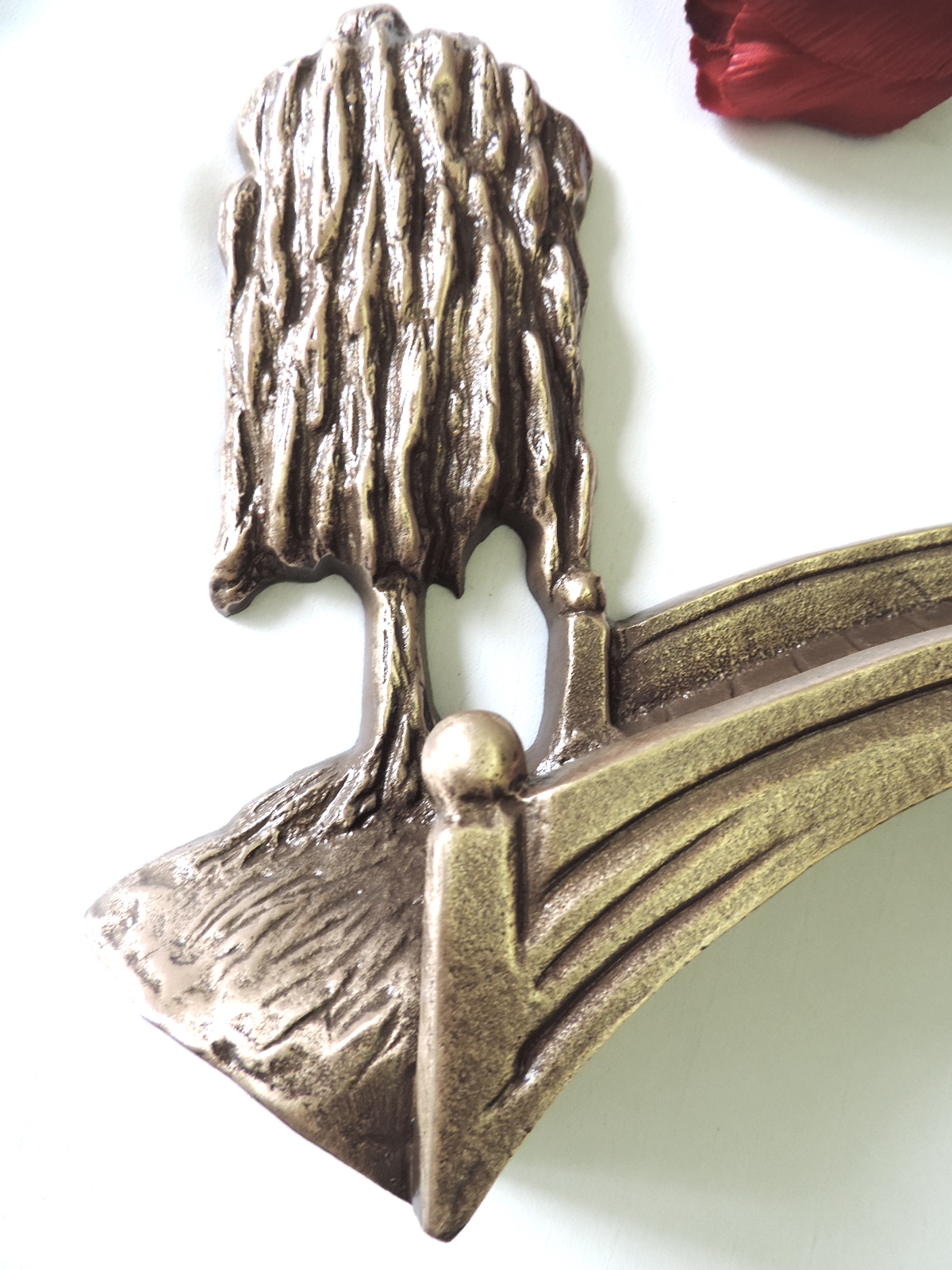 Brücke mit Trauerweiden, Grabschmuck, Übergang