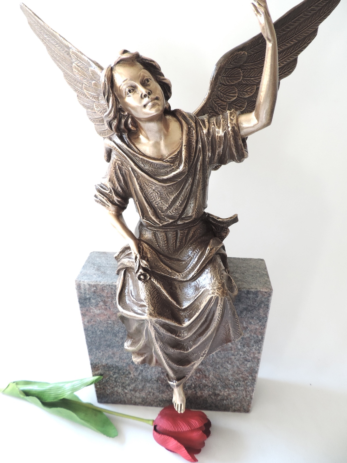 Engel aus Bronze, sitzend, Grabschmuck