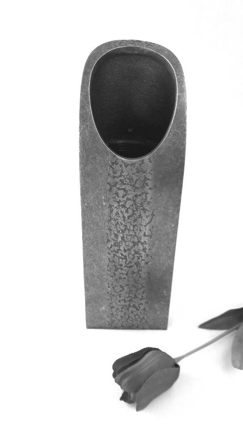 Vase, mit elegantem Schwung, Grabschmuck