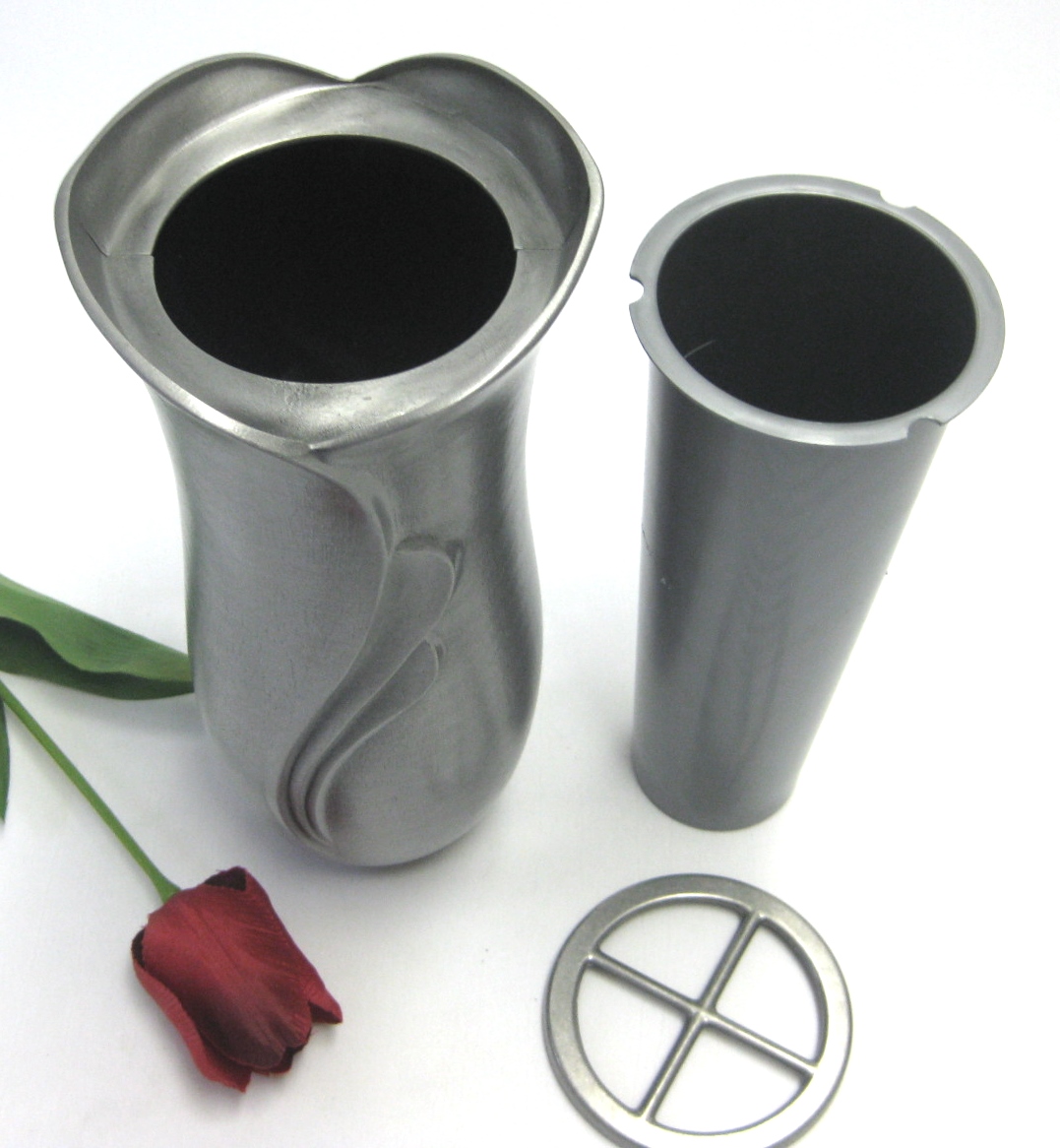 Vase, mit Wellenmotiv, Grabvase, Grabschmuck