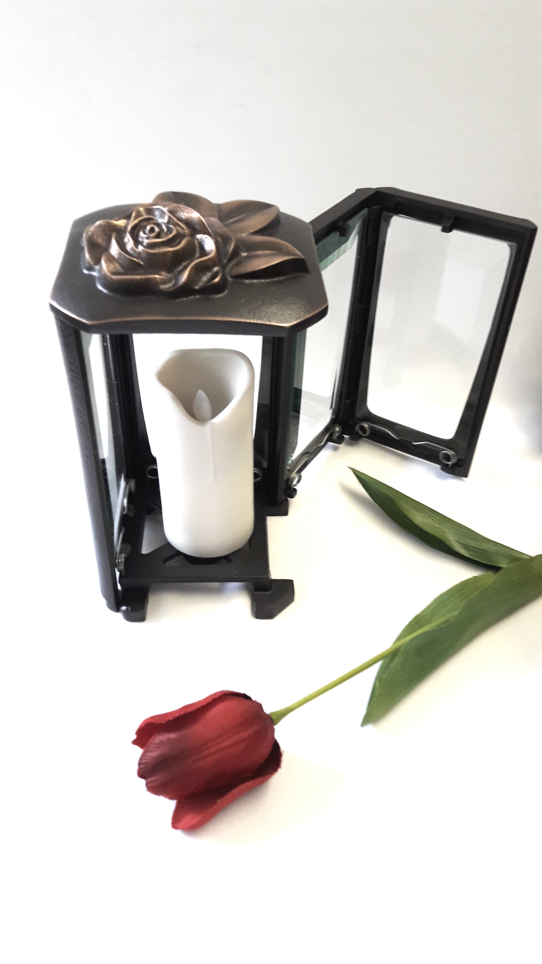 Grablaterne, Grableuchte mit Rosenblüte