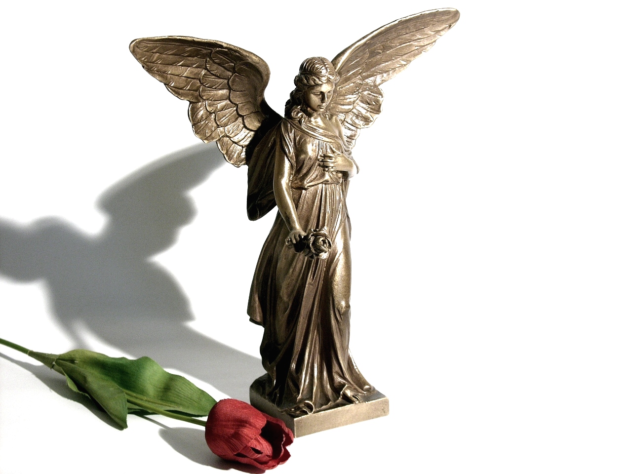 Engelsfigur mit Rose