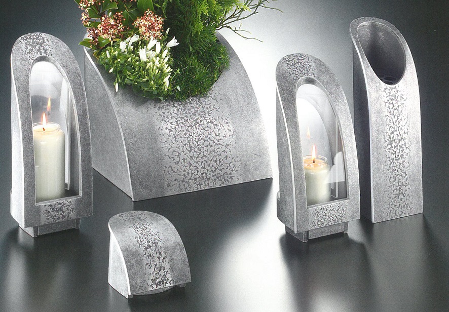 Vase, mit elegantem Schwung, Grabschmuck