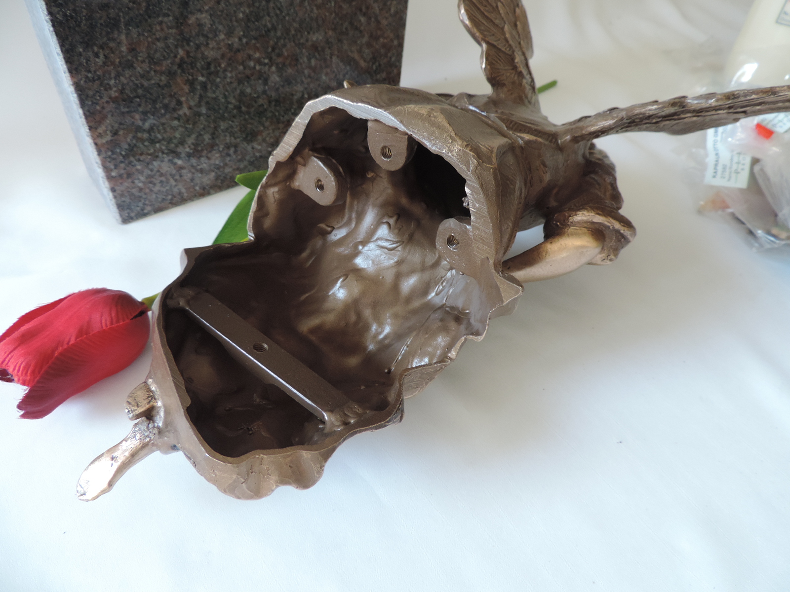 Engel aus Bronze, sitzend, Grabschmuck