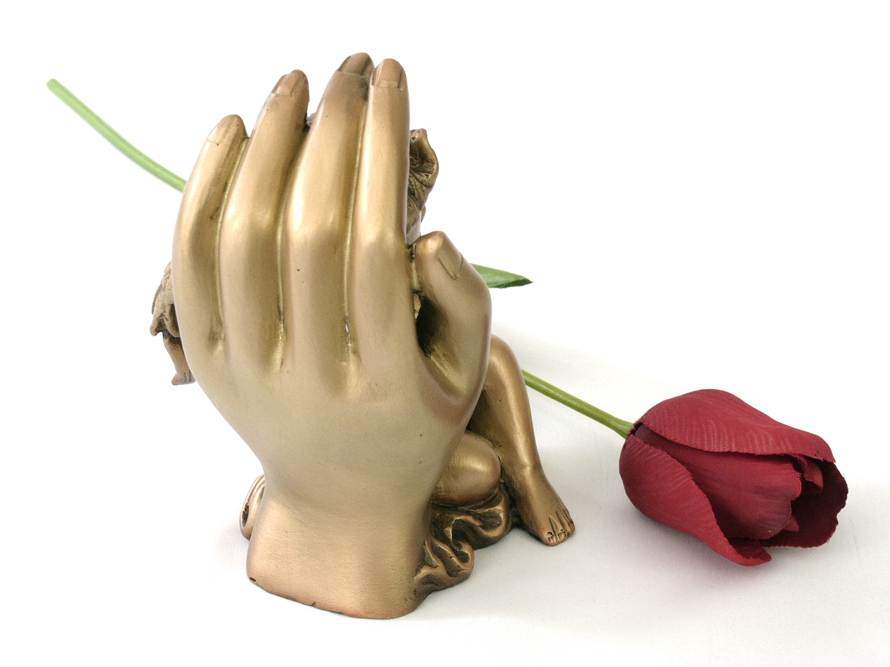 Hand mit schlafendem Engel