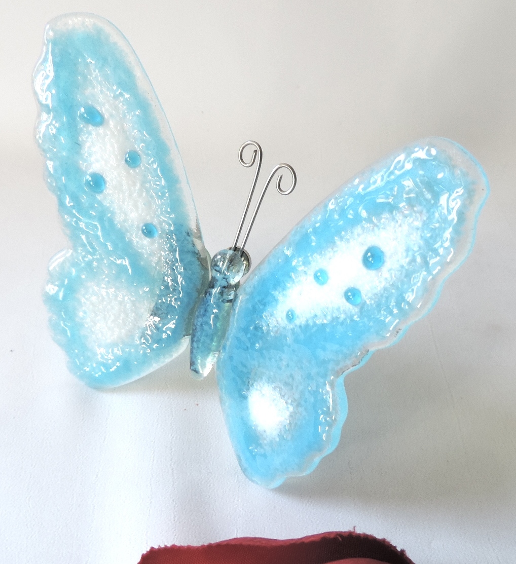 Grabschmuck,hellblauer Schmetterling