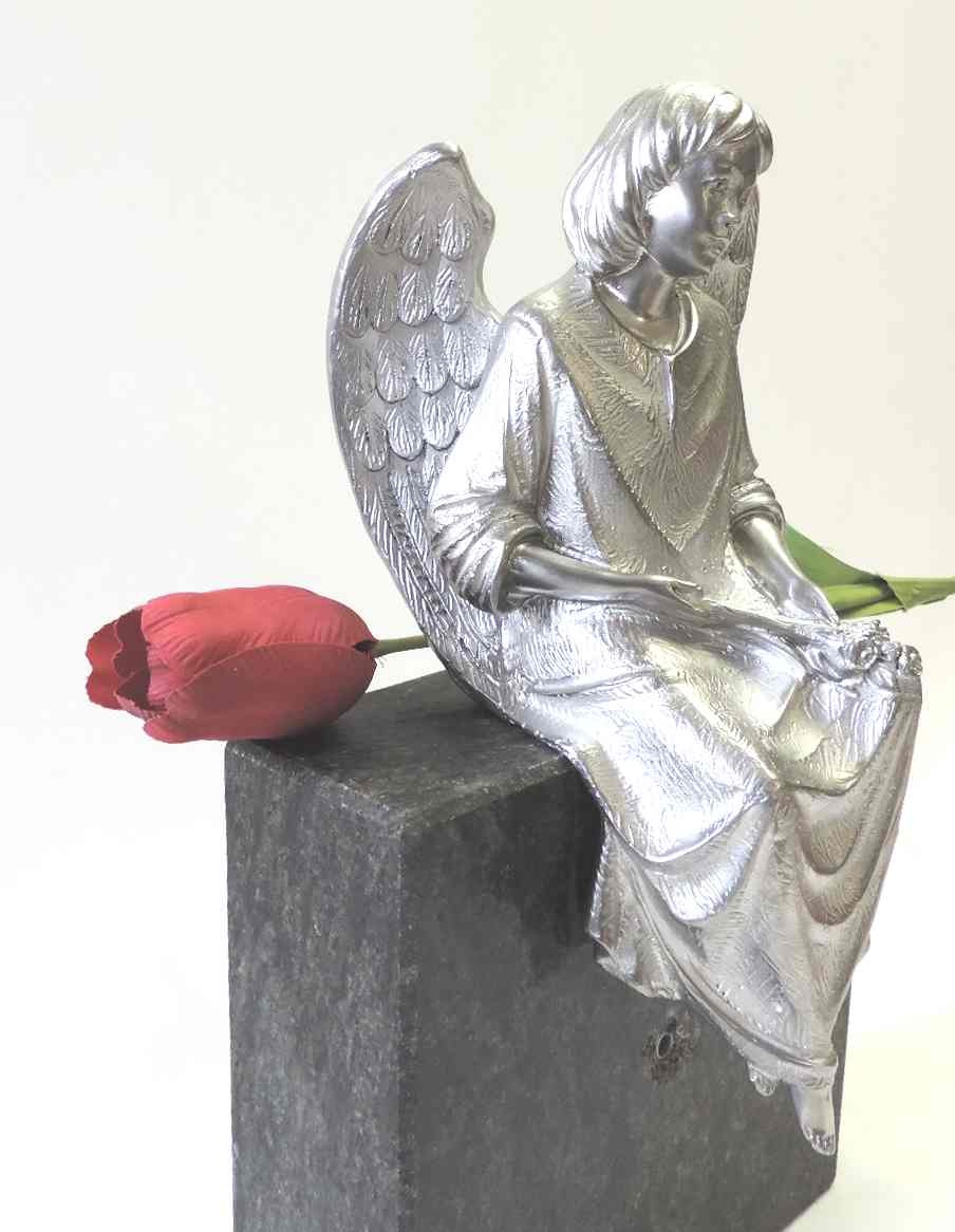 Engel, sitzend, Edelstahl- Guß, Grabschmuck