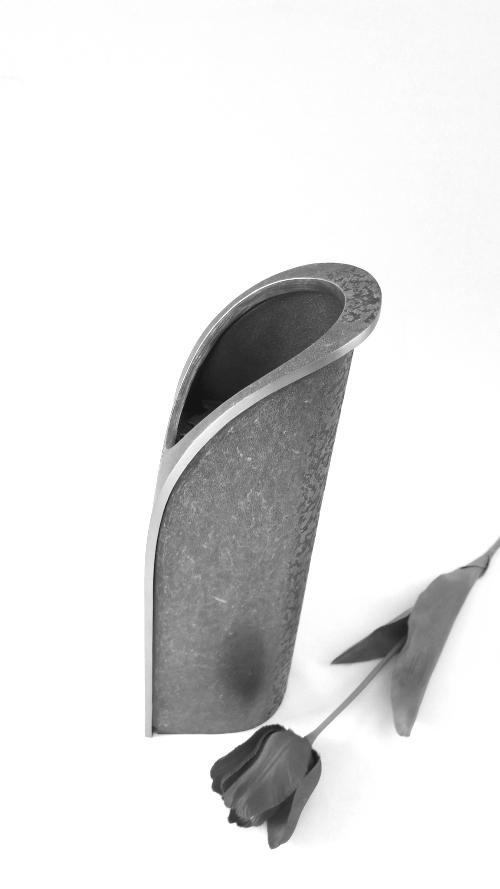Vase, mit elegantem Schwung, Grabschmuck
